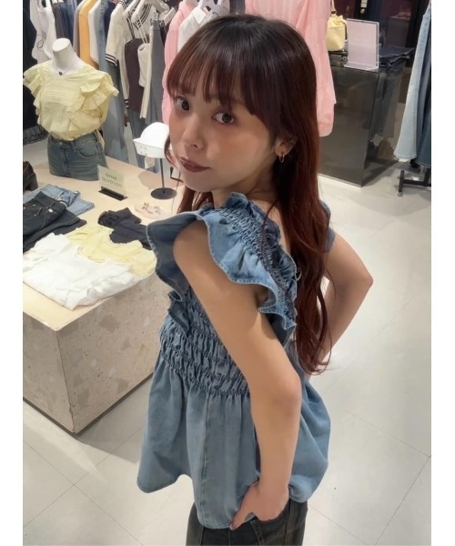 SLY(スライ)の「DENIM ARM FRILL TOPS デニムアームフリルトップス 春服 夏服(シャツ/ブラウス・レディース・ブルー/ライトブルー・FREE)」の4枚目の写真