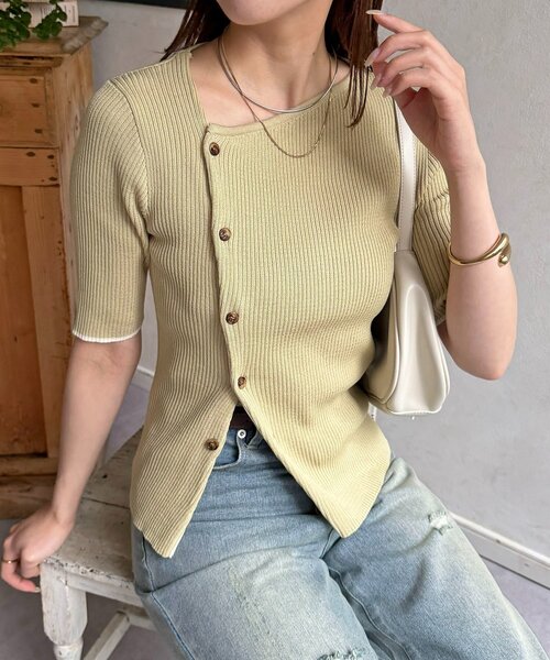Thevon(ゼボン)の「アシメネックボタンデザイン半袖ニット(ニット/セーター・レディース・グレー/ブラック/アイボリー/イエロー・FREE)」の4枚目の写真