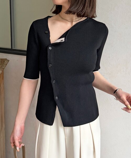 Thevon(ゼボン)の「アシメネックボタンデザイン半袖ニット(ニット/セーター・レディース・グレー/ブラック/アイボリー/イエロー・FREE)」の3枚目の写真