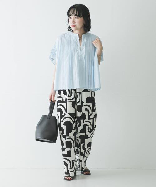 URBAN RESEARCH(アーバンリサーチ)の「ハーフスリーブタックショートシャツ(シャツ/ブラウス・レディース・ブラック/オフホワイト/ブルー系その他・FREE)」の5枚目の写真
