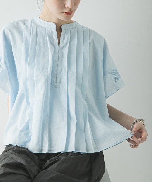 URBAN RESEARCH(アーバンリサーチ)の「ハーフスリーブタックショートシャツ(シャツ/ブラウス・レディース・ブラック/オフホワイト/ブルー系その他・FREE)」の1枚目の写真