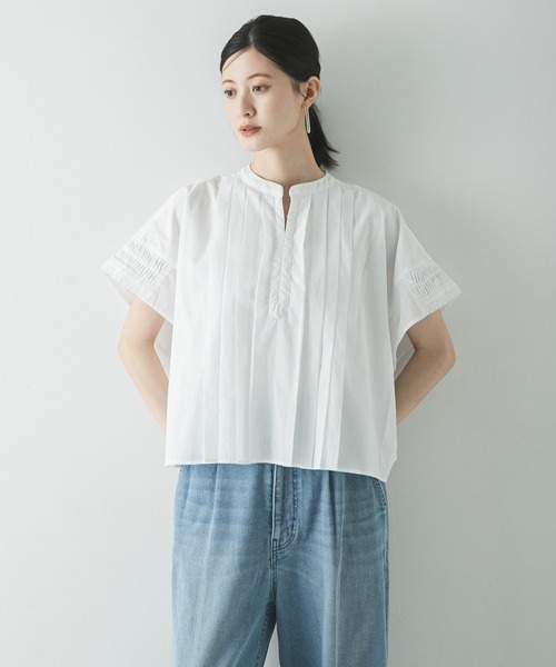 URBAN RESEARCH(アーバンリサーチ)の「ハーフスリーブタックショートシャツ(シャツ/ブラウス・レディース・ブラック/オフホワイト/ブルー系その他・FREE)」の2枚目の写真
