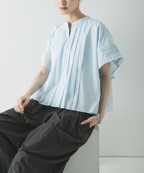 URBAN RESEARCH(アーバンリサーチ)の「ハーフスリーブタックショートシャツ(シャツ/ブラウス・レディース・ブラック/オフホワイト/ブルー系その他・FREE)」の5枚目の写真