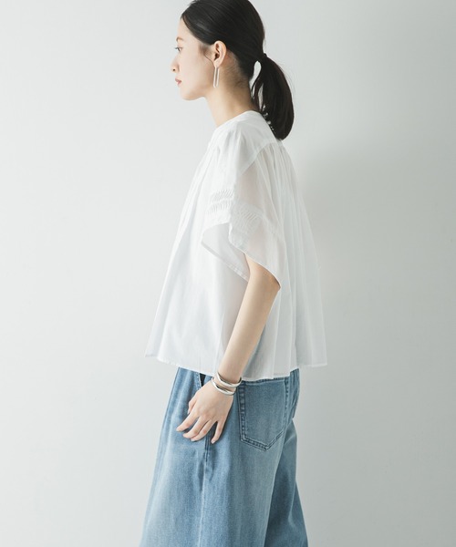 URBAN RESEARCH(アーバンリサーチ)の「ハーフスリーブタックショートシャツ(シャツ/ブラウス・レディース・ブラック/オフホワイト/ブルー系その他・FREE)」の20枚目の写真