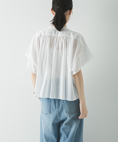URBAN RESEARCH(アーバンリサーチ)の「ハーフスリーブタックショートシャツ(シャツ/ブラウス・レディース・ブラック/オフホワイト/ブルー系その他・FREE)」の22枚目の写真