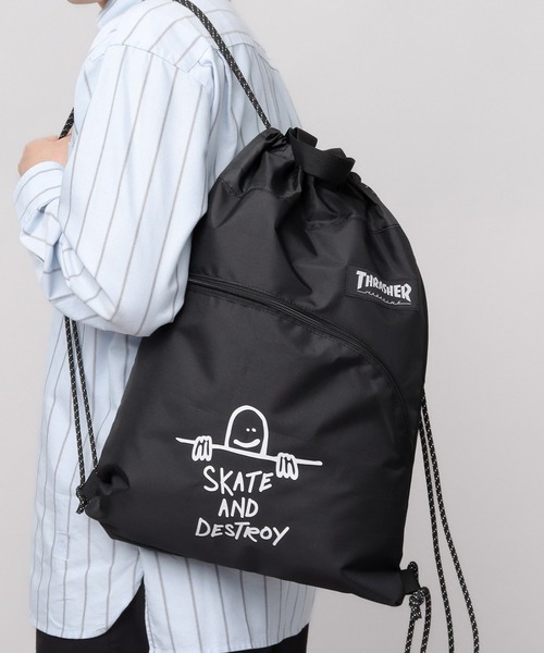 THRASHER(スラッシャー)の「軽量 プリントデザイン ナップサック A4対応(ロゴデザイン・ファイヤーロゴ・ゴンズ)(バックパック/リュック・メンズ・ブラック/ブラック系その他・FREE)」の2枚目の写真