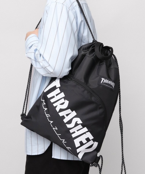 THRASHER(スラッシャー)の「軽量 プリントデザイン ナップサック A4対応(ロゴデザイン・ファイヤーロゴ・ゴンズ)(バックパック/リュック・メンズ・ブラック/ブラック系その他・FREE)」の1枚目の写真