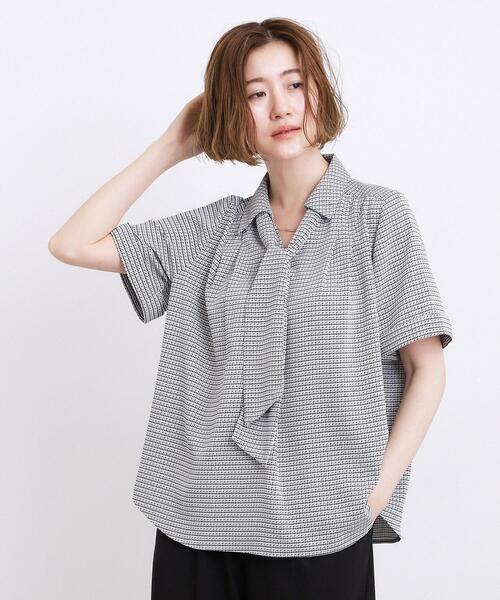 grove（グローブ）の「半袖になって再登場！【洗える】チャーム付きマルチWAYボウタイブラウス（シャツ/ブラウス・レディース・ブラック系1/サックスブルー・03/02）」の2枚目の写真