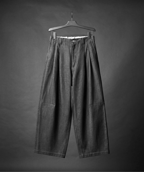 UNITED TOKYO（ユナイテッドトウキョウ）の「【数量限定】SUPIMA DENIM バギーパンツ　｜夏服/ワイド/ウエスト調節可/タック（デニムパンツ・メンズ・ブラック/ダークインディゴブルー・1/2）」の2枚目の写真