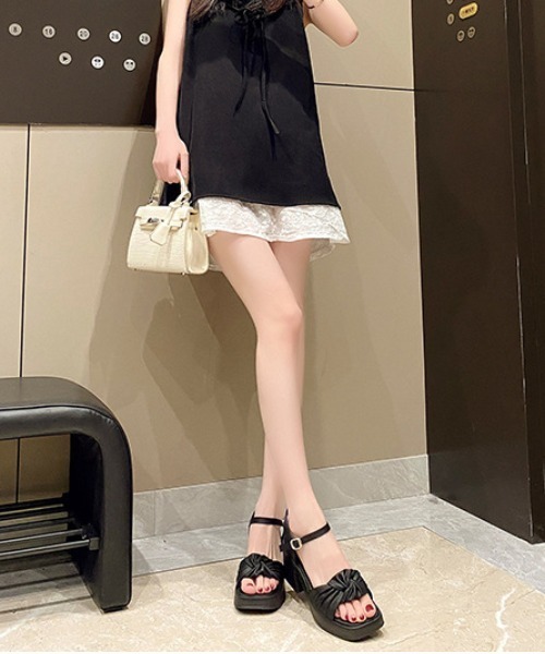 gossip!ロサンゼルス(ゴシップロサンゼルス)の「【Y2Kガーリー】 クロスフリル厚底ストラップサンダル(サンダル・レディース・ブラック・S/M/L/XL)」の4枚目の写真