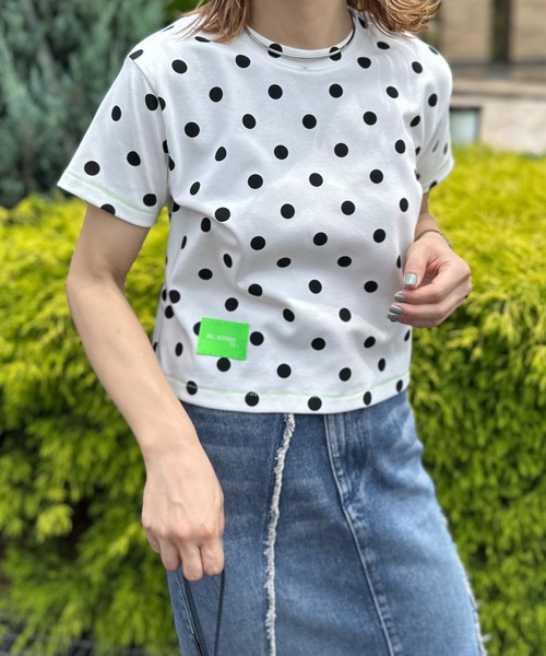 mi via loca(ミヴィアロカ)の「ドット柄コンパクト フライス TOPS(Tシャツ/カットソー・レディース・ブラック/オフホワイト・FREE)」の8枚目の写真