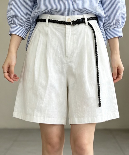 2ly2(トゥーリートゥー)の「ベルト付きタックハーフパンツ(その他パンツ・レディース・ベージュ/ブラック/ホワイト/ブルー・FREE)」の2枚目の写真