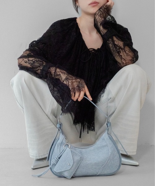 on:nue（オンニュ）の「【on:nue】[ミニポーチ/肩紐付] ハーフムーンショルダーバッグ /26-27 AW COLLECTION（ショルダーバッグ・レディース・ブラック/ベージュ/ブルー/アイボリー・FREE）」の4枚目の写真