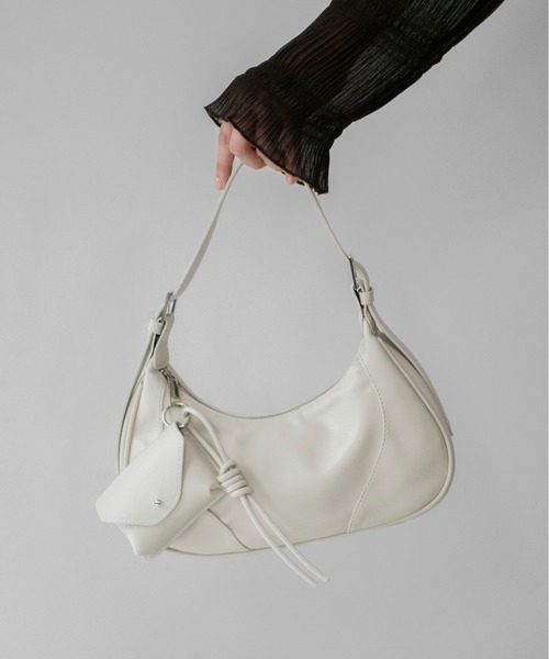 on:nue（オンニュ）の「【on:nue】[ミニポーチ/肩紐付] ハーフムーンショルダーバッグ /26-27 AW COLLECTION（ショルダーバッグ・レディース・ブラック/ベージュ/ブルー/アイボリー・FREE）」の2枚目の写真