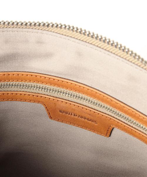 UNITED ARROWS（ユナイテッドアローズ）の「UA ＜TEMPESTI（テンペスティ）＞クラッチ L（クラッチバッグ・メンズ・ベージュ/ネイビー/ブラック・フリー）」の9枚目の写真
