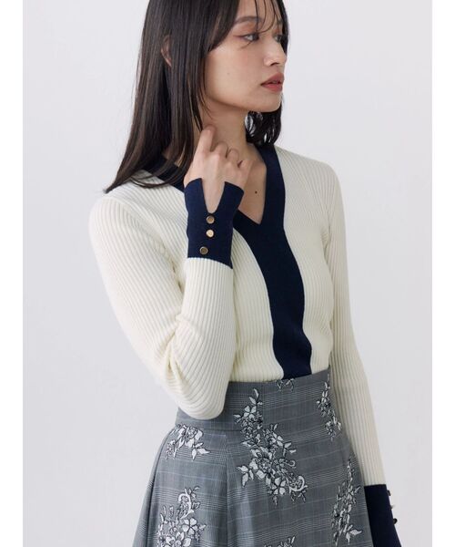 TONAL(トーナル)の「ウォッシャブルウールVネックニット(ニット/セーター・レディース・ライトブルー/オフホワイト/ブラック/ピンク/グレー・MEDIUM)」の6枚目の写真