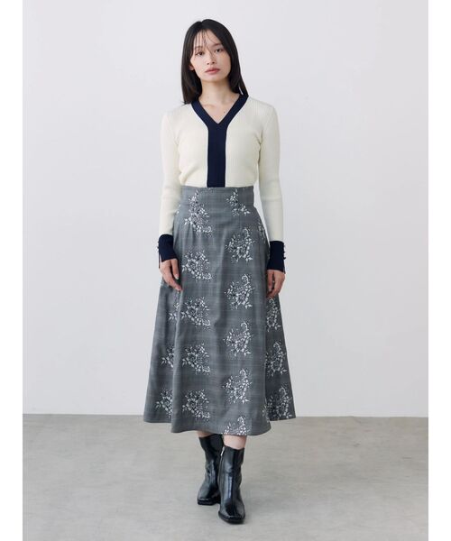 TONAL(トーナル)の「ウォッシャブルウールVネックニット(ニット/セーター・レディース・ライトブルー/オフホワイト/ブラック/ピンク/グレー・MEDIUM)」の7枚目の写真