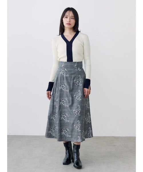 TONAL(トーナル)の「ウォッシャブルウールVネックニット(ニット/セーター・レディース・ライトブルー/オフホワイト/ブラック/ピンク/グレー・MEDIUM)」の8枚目の写真