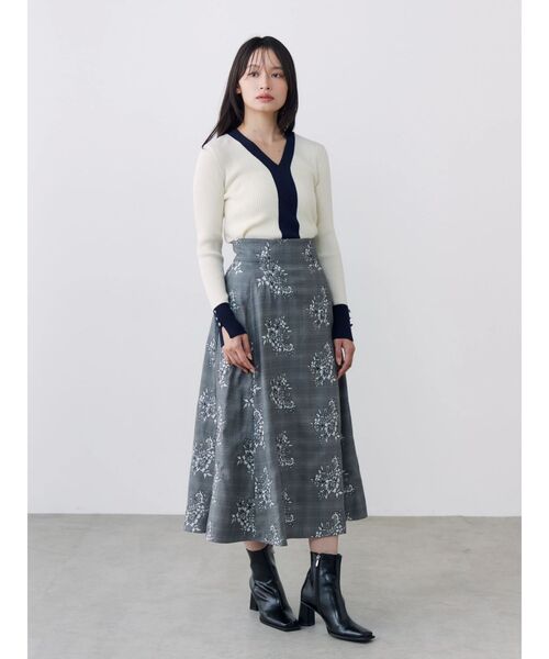 TONAL(トーナル)の「ウォッシャブルウールVネックニット(ニット/セーター・レディース・ライトブルー/オフホワイト/ブラック/ピンク/グレー・MEDIUM)」の9枚目の写真