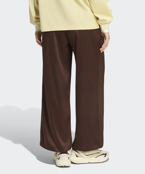 adidas（アディダス）の「ラックスフロー サテン ルーズフィット ストレートレッグ オープンヘム パンツ / アディダス adidas（スウェットパンツ・レディース・ブラウン・LARGE/XX-LARGE/X-SMALL/X-LARGE/SMALL/MEDIUM）」の3枚目の写真