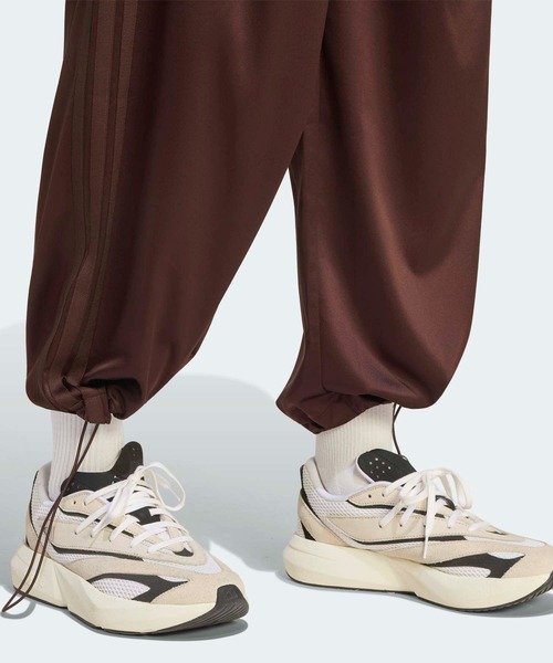 adidas（アディダス）の「ラックスフロー サテン ルーズフィット ストレートレッグ オープンヘム パンツ / アディダス adidas（スウェットパンツ・レディース・ブラウン・LARGE/XX-LARGE/X-SMALL/X-LARGE/SMALL/MEDIUM）」の5枚目の写真
