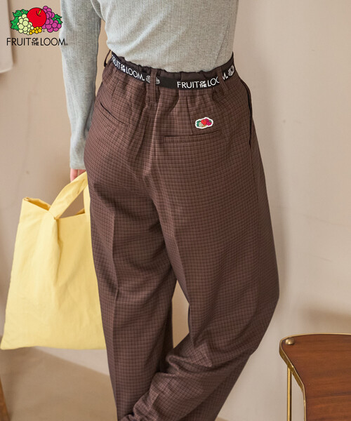 FREAK'S STORE(フリークスストア)の「FRUIT OF THE LOOM×FREAK'S STORE/フルーツオブザルーム 別注 チェック柄 タックワイドパンツ(スラックス・レディース・チャコール/ブラウン/ベージュ・SMALL/MEDIUM)」の1枚目の写真