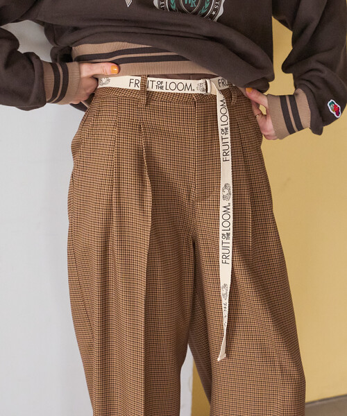 FREAK'S STORE(フリークスストア)の「FRUIT OF THE LOOM×FREAK'S STORE/フルーツオブザルーム 別注 チェック柄 タックワイドパンツ(スラックス・レディース・チャコール/ブラウン/ベージュ・SMALL/MEDIUM)」の5枚目の写真
