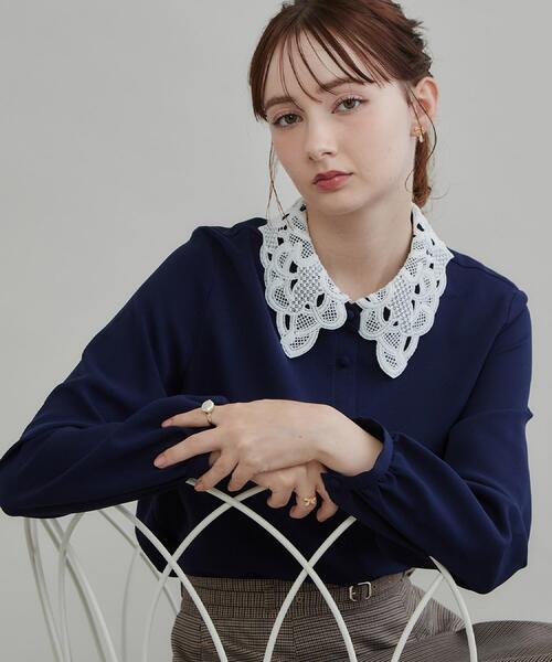 couture brooch(クチュールブローチ)の「【お顔まわり彩る】レース衿ジョーゼットブラウス(シャツ/ブラウス・レディース・オフホワイト/ネイビー系4/ブラック・38/36/40/42)」の1枚目の写真