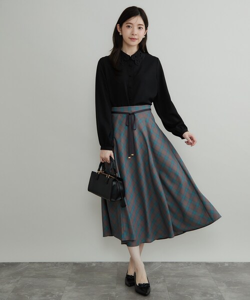 couture brooch(クチュールブローチ)の「【お顔まわり彩る】レース衿ジョーゼットブラウス(シャツ/ブラウス・レディース・オフホワイト/ネイビー系4/ブラック・38/36/40/42)」の5枚目の写真