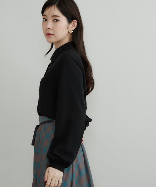 couture brooch(クチュールブローチ)の「【お顔まわり彩る】レース衿ジョーゼットブラウス(シャツ/ブラウス・レディース・オフホワイト/ネイビー系4/ブラック・38/36/40/42)」の9枚目の写真