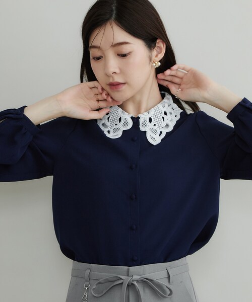 couture brooch(クチュールブローチ)の「【お顔まわり彩る】レース衿ジョーゼットブラウス(シャツ/ブラウス・レディース・オフホワイト/ネイビー系4/ブラック・38/36/40/42)」の21枚目の写真