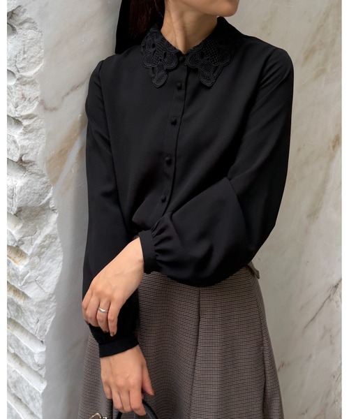 couture brooch(クチュールブローチ)の「【お顔まわり彩る】レース衿ジョーゼットブラウス(シャツ/ブラウス・レディース・オフホワイト/ネイビー系4/ブラック・38/36/40/42)」の3枚目の写真