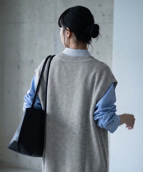 STYLE DELI（スタイルデリ）の「【BLK001】ドライタッチＶネックベスト（ベスト・レディース・ブルー/グレー/ブラック・FREE）」の2枚目の写真