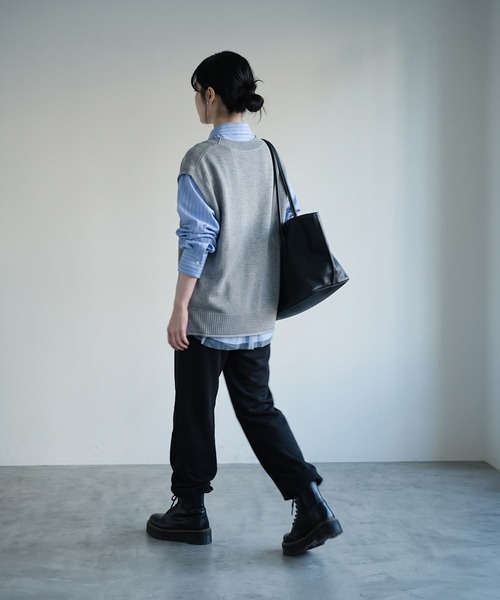 STYLE DELI（スタイルデリ）の「【BLK001】ドライタッチＶネックベスト（ベスト・レディース・ブルー/グレー/ブラック・FREE）」の17枚目の写真