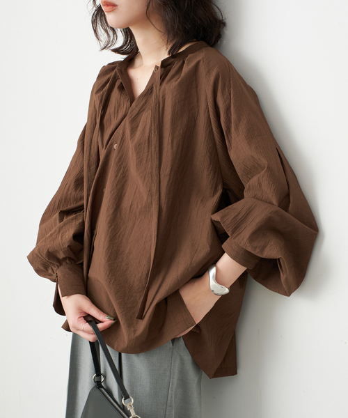 SLOBE IENA(スローブイエナ)の「ナロータイシアーギャザーブラウス(シャツ/ブラウス・レディース・ホワイト/ブラウン・FREE)」の2枚目の写真