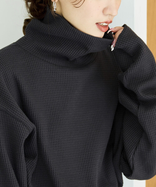 FREAK'S STORE(フリークスストア)の「限定展開 ヘビー ワッフル タートルネック チュニック プルオーバー(Tシャツ/カットソー・レディース・チャコール/グレー/ベージュ/オフホワイト/ブラウン/オリーブ・フリ-)」の4枚目の写真