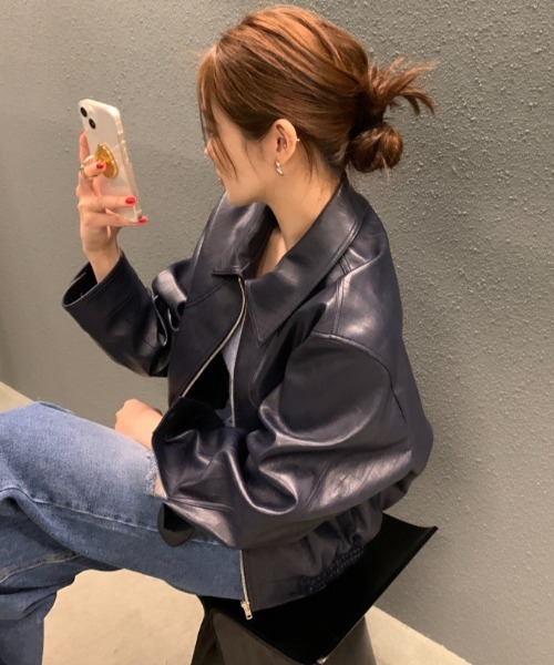 Aelina(エリナ)の「襟付きショートフェイクレザーカジュアルジャケット(ライダースジャケット・レディース・ボルドー/ダークブルー・FREE)」の13枚目の写真