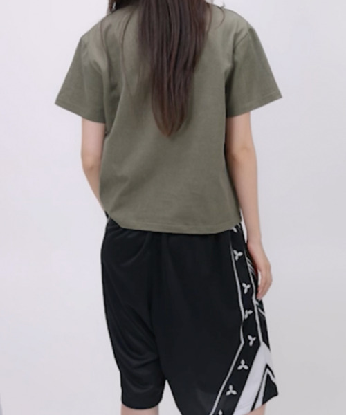 OGI(オギ)の「クローバーのお守りバックプリント クロップドTシャツ PIGMENT グリーン(Tシャツ/カットソー・レディース・その他・FREE)」の2枚目の写真