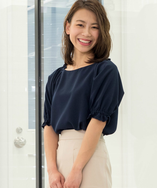 NATURAL BEAUTY BASIC（ナチュラルビューティーベーシック）の「【andGIRL 5月号掲載】シャーリングスリーブブラウス（シャツ/ブラウス・レディース・ネイビー/オフホワイト・SMALL/MEDIUM）」の6枚目の写真