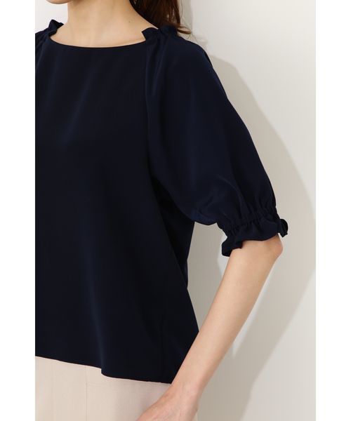 NATURAL BEAUTY BASIC（ナチュラルビューティーベーシック）の「【andGIRL 5月号掲載】シャーリングスリーブブラウス（シャツ/ブラウス・レディース・ネイビー/オフホワイト・SMALL/MEDIUM）」の7枚目の写真