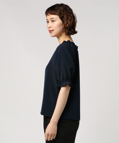 NATURAL BEAUTY BASIC（ナチュラルビューティーベーシック）の「【andGIRL 5月号掲載】シャーリングスリーブブラウス（シャツ/ブラウス・レディース・ネイビー/オフホワイト・SMALL/MEDIUM）」の8枚目の写真