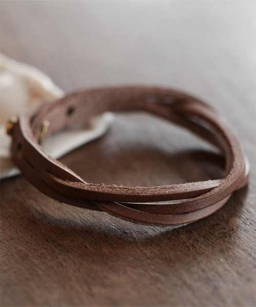 NANO universe（ナノユニバース）の「BARK TANNAGE(バークタンネイジ)/ イタリーレザーツイストブレス（ブレスレット・メンズ・ボルドー/チョコ/キャメル/ブルー/オレンジ/イエロー/グリーン/ブラック/レッド/ネイビー/パープル・FREE）」の3枚目の写真