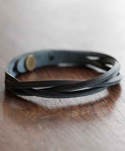 NANO universe（ナノユニバース）の「BARK TANNAGE(バークタンネイジ)/ イタリーレザーツイストブレス（ブレスレット・メンズ・ボルドー/チョコ/キャメル/ブルー/オレンジ/イエロー/グリーン/ブラック/レッド/ネイビー/パープル・FREE）」の5枚目の写真