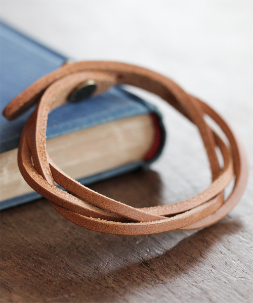 NANO universe（ナノユニバース）の「BARK TANNAGE(バークタンネイジ)/ イタリーレザーツイストブレス（ブレスレット・メンズ・ボルドー/チョコ/キャメル/ブルー/オレンジ/イエロー/グリーン/ブラック/レッド/ネイビー/パープル・FREE）」の8枚目の写真