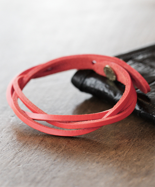 NANO universe（ナノユニバース）の「BARK TANNAGE(バークタンネイジ)/ イタリーレザーツイストブレス（ブレスレット・メンズ・ボルドー/チョコ/キャメル/ブルー/オレンジ/イエロー/グリーン/ブラック/レッド/ネイビー/パープル・FREE）」の9枚目の写真