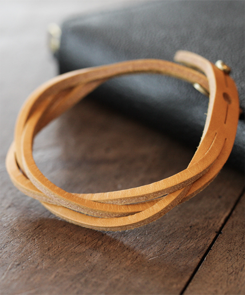 NANO universe（ナノユニバース）の「BARK TANNAGE(バークタンネイジ)/ イタリーレザーツイストブレス（ブレスレット・メンズ・ボルドー/チョコ/キャメル/ブルー/オレンジ/イエロー/グリーン/ブラック/レッド/ネイビー/パープル・FREE）」の7枚目の写真