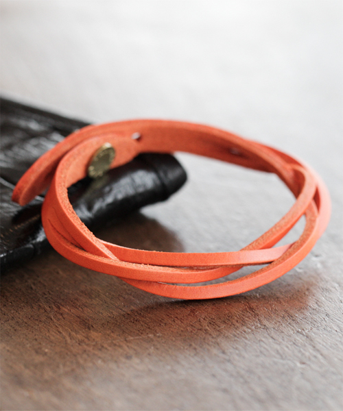 NANO universe（ナノユニバース）の「BARK TANNAGE(バークタンネイジ)/ イタリーレザーツイストブレス（ブレスレット・メンズ・ボルドー/チョコ/キャメル/ブルー/オレンジ/イエロー/グリーン/ブラック/レッド/ネイビー/パープル・FREE）」の11枚目の写真