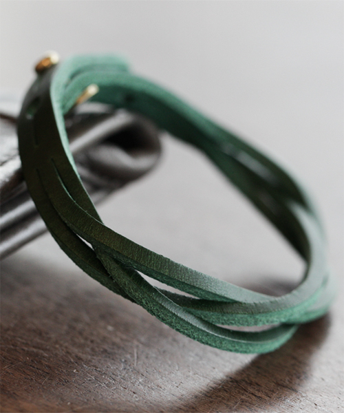 NANO universe（ナノユニバース）の「BARK TANNAGE(バークタンネイジ)/ イタリーレザーツイストブレス（ブレスレット・メンズ・ボルドー/チョコ/キャメル/ブルー/オレンジ/イエロー/グリーン/ブラック/レッド/ネイビー/パープル・FREE）」の4枚目の写真