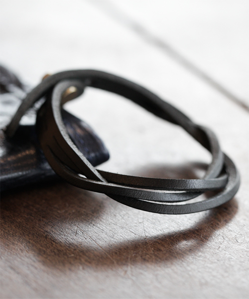 NANO universe（ナノユニバース）の「BARK TANNAGE(バークタンネイジ)/ イタリーレザーツイストブレス（ブレスレット・メンズ・ボルドー/チョコ/キャメル/ブルー/オレンジ/イエロー/グリーン/ブラック/レッド/ネイビー/パープル・FREE）」の2枚目の写真