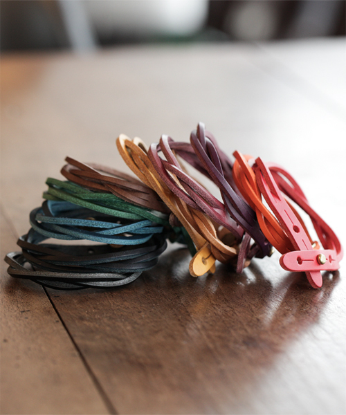 NANO universe（ナノユニバース）の「BARK TANNAGE(バークタンネイジ)/ イタリーレザーツイストブレス（ブレスレット・メンズ・ボルドー/チョコ/キャメル/ブルー/オレンジ/イエロー/グリーン/ブラック/レッド/ネイビー/パープル・FREE）」の12枚目の写真